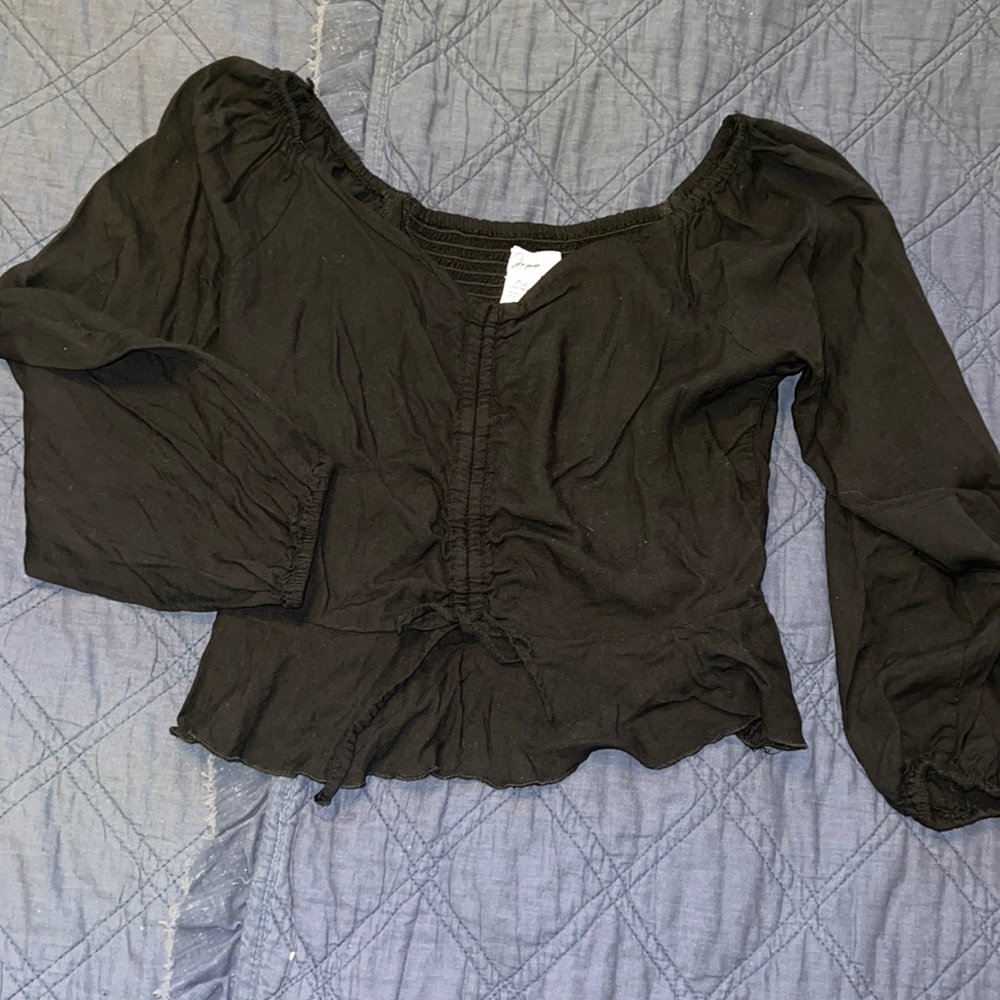 Super cute black slightly cropped shirt